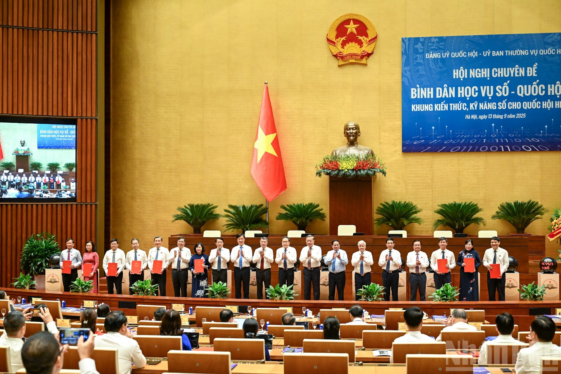 Tổng Bí thư Tô Lâm, Thủ tướng Chính phủ Phạm Minh Chính, Chủ tịch Quốc hội Trần Thanh Mẫn cùng các đồng chí lãnh đạo Đảng, Nhà nước chứng kiến các cơ quan ký cam kết thực hiện phong trào "Bình dân học vụ số - Quốc hội số". (Ảnh: Báo Nhân Dân) 1aqw.jpg
