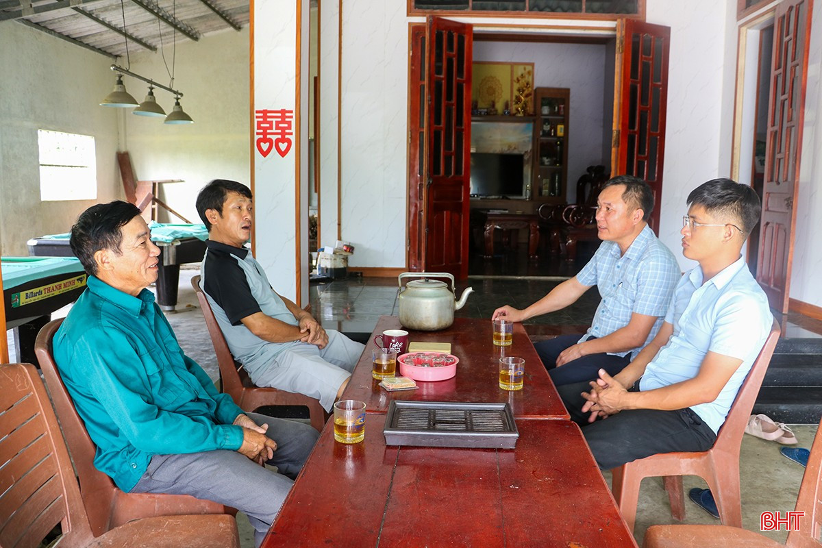 Cán bộ xã Cẩm Lạc xuống tận từng hộ dân thuộc diện tái định cư để tuyên truyền, nắm bắt tâm tư, nguyện vọng của người dân. bqbht_br_ds6.jpg