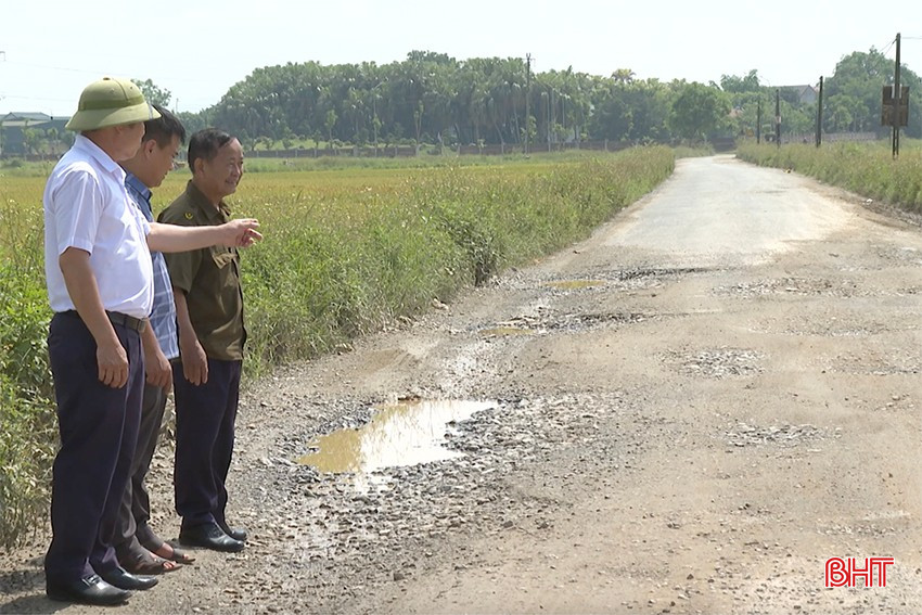 Tuyến đường trục chính xã Lưu Vĩnh Sơn, huyện Thạch Hà xuống cấp. bqbht_br_2.jpg