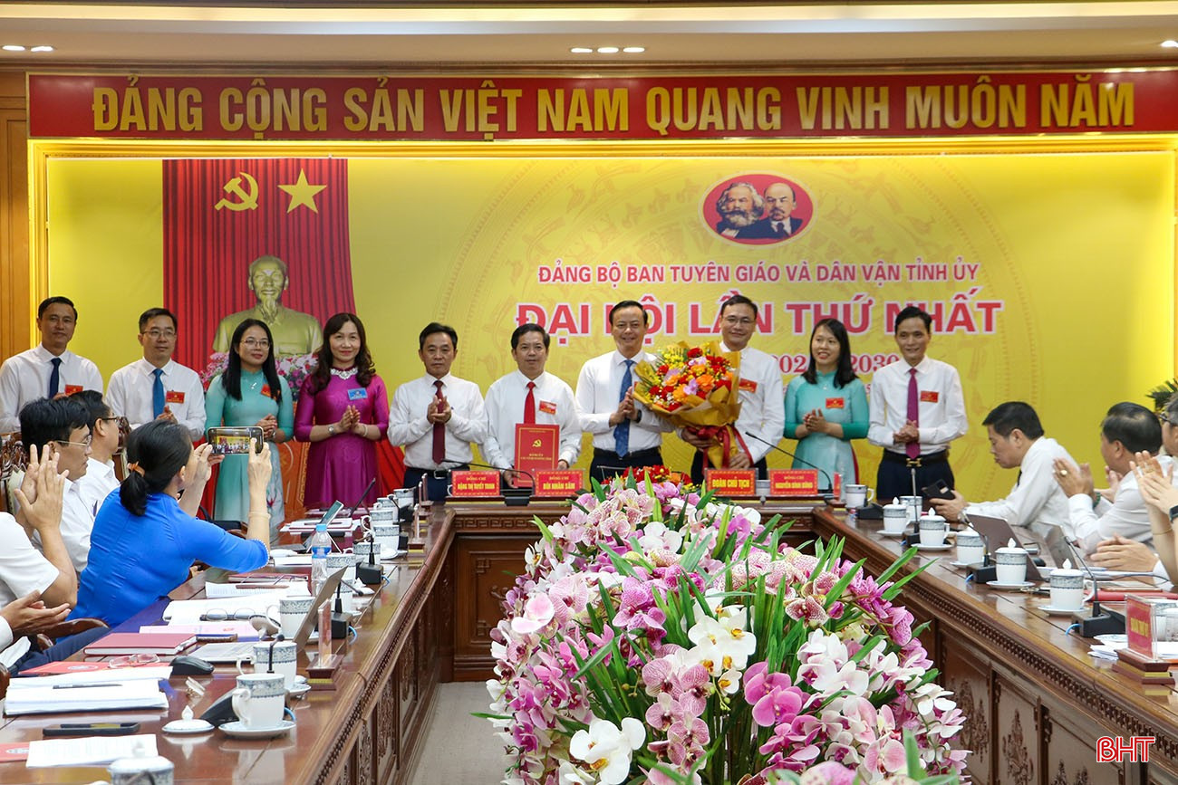 Đồng chí Trần Thế Dũng, Phó Bí thư Thường trực Tỉnh uỷ, Bí thư Đảng ủy các cơ quan Đảng tỉnh và đồng chí Hà Văn Hùng, Trưởng ban Tuyên giáo và Dân vận Tỉnh uỷ trao quyết định và tặng hoa chúc mừng Ban Chấp hành Đảng bộ Ban Tuyên giáo và Dân vận Tỉnh uỷ nhiệm kỳ 2025-2030. bqbht_br_trao-quyet-dinh.jpg