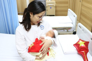 Bé gái chào đời từ phôi thai đông lạnh hơn một thập kỷ