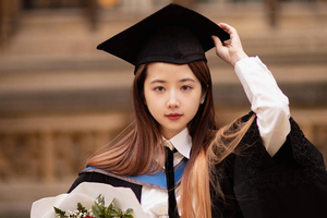 Tiến sĩ toán Oxford bị chỉ trích vì 'quá xinh đẹp'