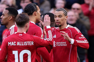 Liverpool áp sát MU