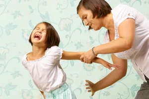 Đòn roi phá hủy tương lai trẻ em thế nào?
