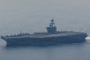 Iran phóng loạt tên lửa đạn đạo "nhằm vào tàu sân bay Mỹ"