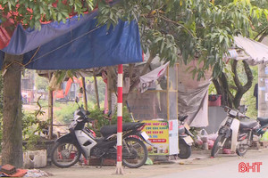 Ngang nhiên chiếm dụng hành lang bờ sông Cụt làm "của riêng"