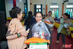 Đoàn thiện nguyện trao 200 suất quà cho người dân bị ảnh hưởng mưa bão 