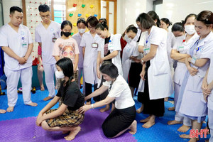 Chuyên gia Bệnh viện Nhi Trung ương chuyển giao kỹ thuật phục hồi chức năng