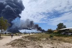 Cơ sở lọc dầu bị tấn công, Iran phóng tên lửa vào các nước vùng Vịnh