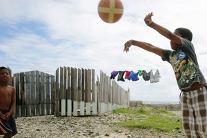 Quốc gia đầu tiên phát tiền cho toàn dân đi chợ