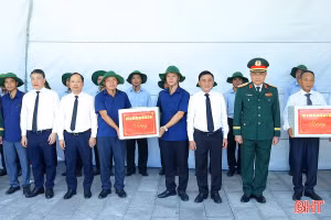 Đồng chí Trần Cẩm Tú tặng quà động viên Đội Quy tập hài cốt liệt sỹ tỉnh Hà Tĩnh