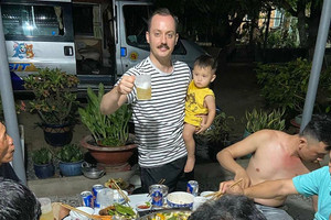 Người nước ngoài sốc với văn hóa nhậu ở Việt Nam