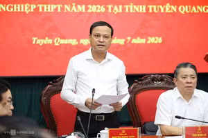 Tuyên Quang: Giáo viên vào phòng thi hướng dẫn thí sinh làm bài môn Toán