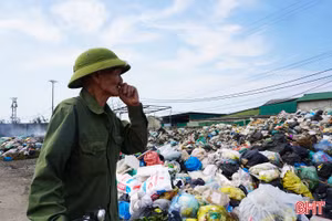 “Ngộp thở” vì bãi rác ùn ứ, cháy âm ỉ