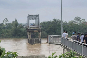 Sập cầu Phong Châu ở Phú Thọ