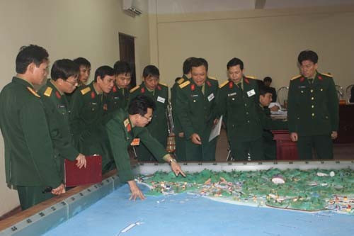 Thiếu tướng Nguyễn Đức Tới - Chỉ huy trưởng Bộ CHQS tỉnh- hướng dẫn phân tích tình hình địch đổ bộ từ