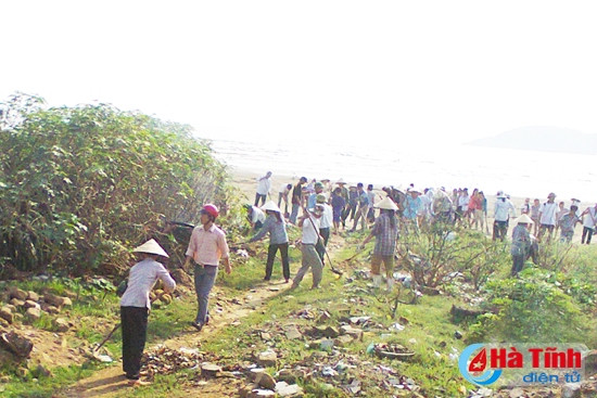 Ra quân dọn vệ sinh vào ngày 18 hàng tháng đã trở thành nét đẹp, góp phần nâng cao ý thức bảo vệ môi trường, đặc biệt là đối với người dân vùng biển. Ra quân dọn vệ sinh vào ngày 18 hàng tháng đã trở thành nét đẹp, góp phần nâng cao ý thức bảo vệ môi trường, đặc biệt là đối với người dân vùng biển.