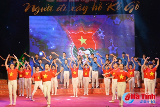 Chương trình giao lưu nghệ thuật “Người đi xây hồ Kẻ Gỗ” đã tái hiện lại không khí sôi nổi, khẩn trương của buổi đầu xây dựng công trình Chương trình giao lưu nghệ thuật “Người đi xây hồ Kẻ Gỗ” đã tái hiện lại không khí sôi nổi, khẩn trương của buổi đầu xây dựng công trình