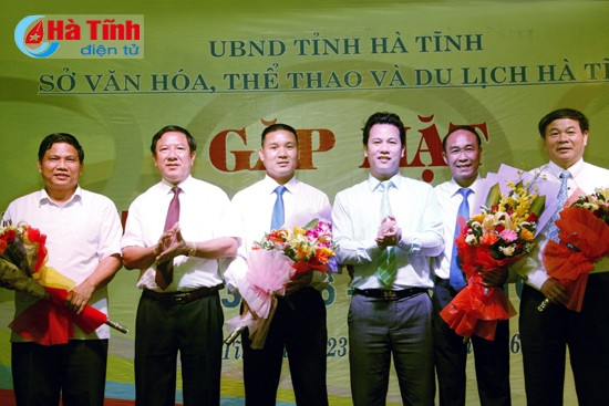 Phó Chủ tịch UBND tỉnh Đặng Quốc Khánh tặng hoa chúc mừng các tập thể, cá nhân có thành tích xuất sắc trong hoạt động TDTT