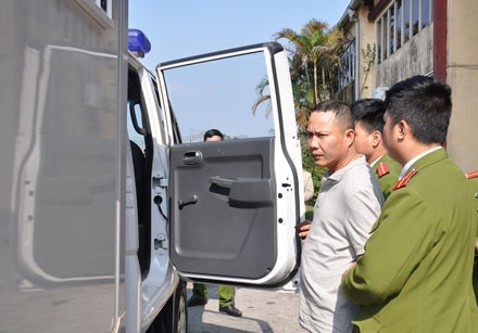 Bắn thủng lốp xe buôn lậu bỏ chạy tông bẹp ôtô cảnh sát ảnh 1