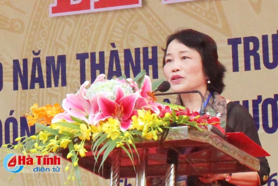 Nhà giáo Nguyễn Thị Nhung - Hiệu trưởng nhà trường đọc diễn văn kỷ niệm Nhà giáo Nguyễn Thị Nhung - Hiệu trưởng nhà trường đọc diễn văn kỷ niệm