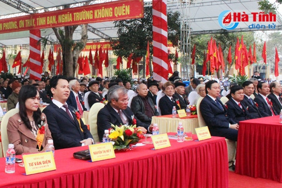 Lãnh đạo tỉnh, huyện và đông đảo các thế hệ giáo viên, học sinh nhà trường dự lễ kỷ niệm. Lãnh đạo tỉnh, huyện và đông đảo các thế hệ giáo viên, học sinh nhà trường dự lễ kỷ niệm.