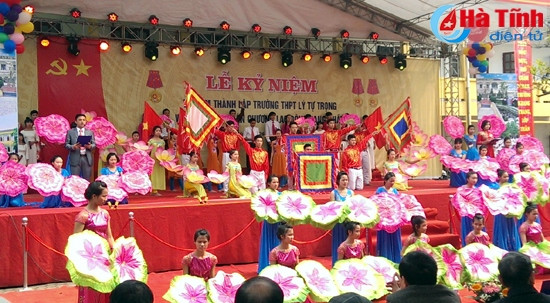 Văn nghệ chào mừng và màn truyền thống 50 năm Trường THPT Lý Tự Trọng Văn nghệ chào mừng và màn truyền thống 50 năm Trường THPT Lý Tự Trọng