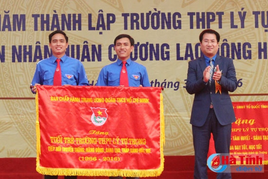 Trung ương Đoàn trao tặng bức trướng cho Đoàn trường Trung ương Đoàn trao tặng bức trướng cho Đoàn trường