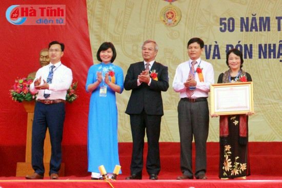 Thừa ủy quyền Chủ tịch nước, Phó bí thư Thường trực Tỉnh ủy Trần Nam Hồng trao Huân chương Lao động hạng Nhất cho tập thể nhà trường Thừa ủy quyền Chủ tịch nước, Phó bí thư Thường trực Tỉnh ủy Trần Nam Hồng trao Huân chương Lao động hạng Nhất cho tập thể nhà trường