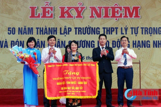 Phó Chủ tịch UBND tỉnh Đặng Quốc Khánh trao bức trướng của Tỉnh ủy, HĐND, UBND, UBMTTQ tỉnh cho nhà trường Phó Chủ tịch UBND tỉnh Đặng Quốc Khánh trao bức trướng của Tỉnh ủy, HĐND, UBND, UBMTTQ tỉnh cho nhà trường