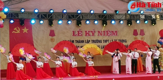 Văn nghệ chào mừng và màn truyền thống 50 năm Trường THPT Lý Tự Trọng Văn nghệ chào mừng và màn truyền thống 50 năm Trường THPT Lý Tự Trọng