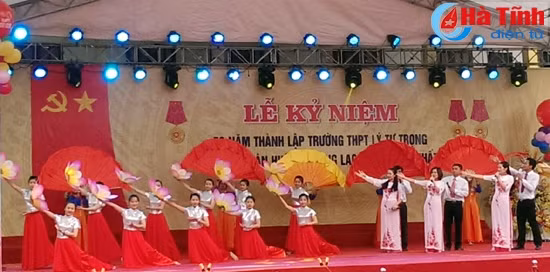 Văn nghệ chào mừng và màn truyền thống 50 năm Trường THPT Lý Tự Trọng