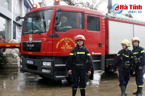 Cơ quan chức năng huy động phương tiện cứu hỏa chuyên nghiệp đến xử lý đám cháy