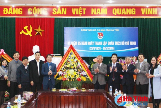 Lãnh đạo tỉnh tặng hoa chúc mừng Tỉnh đoàn và tuổi trẻ tỉnh nhà nhân kỷ niệm 85 năm ngày thành lập Đoàn TNCS Hồ Chí Minh.