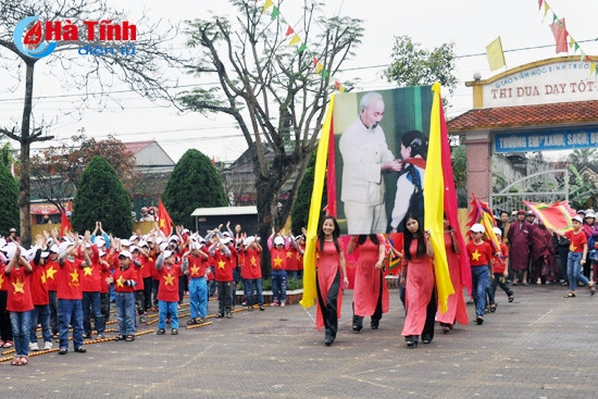 Rước ảnh Bác Hồ và đồng diễn thể dục, dân vũ ở Trường Tiểu học Đại Nài