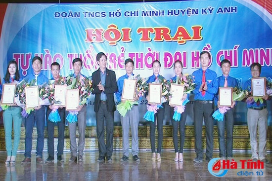 Nhân dịp này, Huyện đoàn Kỳ Anh đã tuyên dương 10 thanh niên tiêu biểu làm theo lời Bác và 11 công trình thanh niên tiêu biểu trong dịp thi đua lập thành tích chào mừng kỷ niệm 85 năm ngày thành lập Đoàn TNCS Hồ Chí Minh.