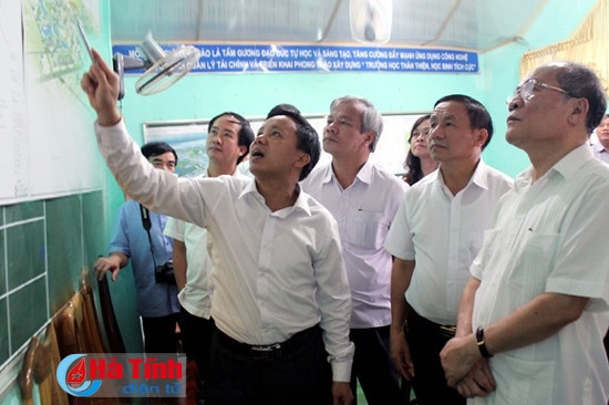 Chủ tịch Quốc hội Nguyễn Sinh Hùng và lãnh đạo tỉnh nghe lãnh đạo huyện báo cáo quy hoạch khu đô thị Kỳ Đồng - trung tâm hành chính huyện Kỳ Anh. Ảnh: Thăng Long Chủ tịch Quốc hội Nguyễn Sinh Hùng và lãnh đạo tỉnh nghe lãnh đạo huyện báo cáo quy hoạch khu đô thị Kỳ Đồng - trung tâm hành chính huyện Kỳ Anh. Ảnh: Thăng Long