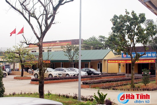 Trụ sở của tất cả các cơ quan huyện Kỳ Anh đang phải đóng tạm tại trường học cũ hoặc nhà dân nên thiếu thốn đủ bề. Trụ sở của tất cả các cơ quan huyện Kỳ Anh đang phải đóng tạm tại trường học cũ hoặc nhà dân nên thiếu thốn đủ bề.