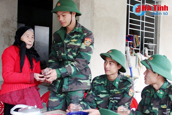 Bát nước chè xanh là tấm lòng cuả mẹ khi đón các con về