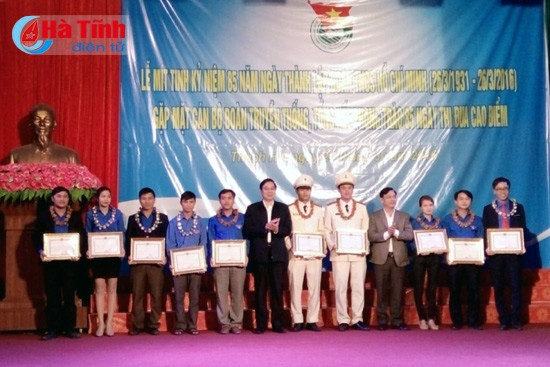 Tặng thưởng các tập thể, cá nhân đã có thành tích xuất sắc trong phong trào thi đua 85 ngày cao điểm