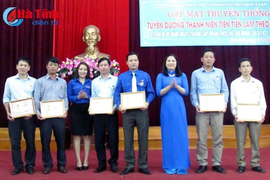 Trao kỷ niệm chương công tác Đoàn