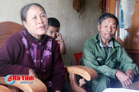 Hai vợ chồng bà Nguyễn Thị Thủy ngày đêm mong ngóng tin con từ tay cướp biển Somalia. Hai vợ chồng bà Nguyễn Thị Thủy ngày đêm mong ngóng tin con từ tay cướp biển Somalia.