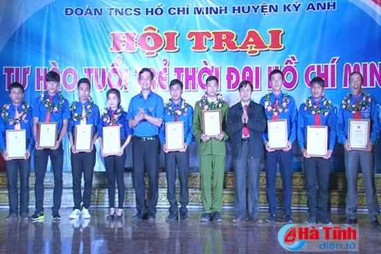 Nhân dịp này, Huyện đoàn Kỳ Anh đã tuyên dương 10 thanh niên tiêu biểu làm theo lời Bác và 11 công trình thanh niên tiêu biểu trong dịp thi đua lập thành tích chào mừng kỷ niệm 85 năm ngày thành lập Đoàn TNCS Hồ Chí Minh.
