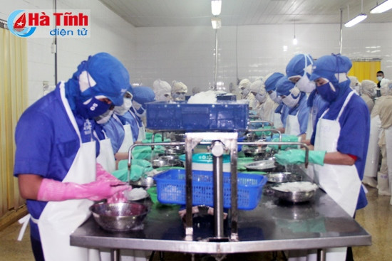 Để đảm bảo sản xuất, sau mỗi dịp lễ tết, Công ty CP Xuất nhập khẩu thủy sản Nam Hà Tĩnh có nhiều chính sách thu hút và “giữ chân” công nhân. Để đảm bảo sản xuất, sau mỗi dịp lễ tết, Công ty CP Xuất nhập khẩu thủy sản Nam Hà Tĩnh có nhiều chính sách thu hút và “giữ chân” công nhân.