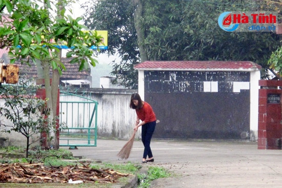 Do không có việc làm, công nhân tản mát nên cổng vào khu vực sản xuất của Công ty CP XNK thủy sảnS Đò Điệm luôn đìu hiu. Nơi niêm yết danh sách chấm công và các thông báo sản xuất bị gỡ bỏ dần Do không có việc làm, công nhân tản mát nên cổng vào khu vực sản xuất của Công ty CP XNK thủy sảnS Đò Điệm luôn đìu hiu. Nơi niêm yết danh sách chấm công và các thông báo sản xuất bị gỡ bỏ dần