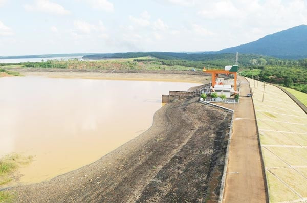 Mực nước một số hồ thủy điện đang bị ảnh hưởng do hạn hán nhưng EVN vẫn đảm bảo cung ứng đủ điện cho mùa khô 2016. Mực nước một số hồ thủy điện đang bị ảnh hưởng do hạn hán nhưng EVN vẫn đảm bảo cung ứng đủ điện cho mùa khô 2016.