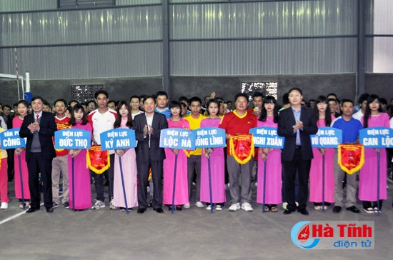 Ban Tổ chức tặng cờ cho các đơn vị tham gia hội thao