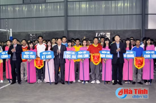 Ban Tổ chức tặng cờ cho các đơn vị tham gia hội thao