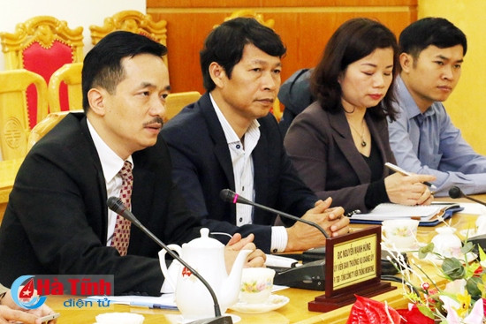 Phó Tổng giám đốc MobiFone Nguyễn Mạnh Hùng:Tổng công ty dự kiến sẽ trích 1 tỷ đồng để trao 600 suất học bổng cho học sinh nghèo vượt khó và hỗ trợ làm 8 nhà cho đối tượng chính sách trên địa bàn Hà Tĩnh.