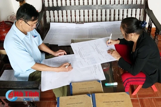 Trưởng ban công tác Mặt trận và công an viên thôn Hạ, xã Thạch Hạ (TP Hà Tĩnh) rà soát danh sách cử tri chuẩn bị cho bầu cử Quốc hội khóa XIV và HĐND các cấp nhiệm kỳ 2016 - 2021. Ảnh: Văn Bảy